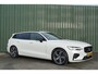 Volvo V60 2.0 B3 R-Design Automaat + Panoramadak/ 19inch/ LED/ Leer/ 360 camera/ Head-Up display/ Schitterend/ Garantie!