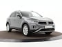 Volkswagen T-Roc 1.5 TSI 150pk DSG Life Edition · Apple/Android Car Play · Navigatie · Camera · P-Sensoren · Park Assist · 17'' Inch · Garantie t/m Februari 2027