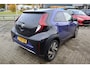 Toyota Aygo X AUTOMAAT ENVY APPLE/ANDROID JBL-AUDIO NAVI 18"LMV LED PRIVACY-GLASS NL-AUTO DEALERONDERHOUDEN