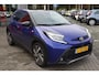 Toyota Aygo X AUTOMAAT ENVY APPLE/ANDROID JBL-AUDIO NAVI 18"LMV LED PRIVACY-GLASS NL-AUTO DEALERONDERHOUDEN