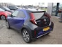 Toyota Aygo X AUTOMAAT ENVY APPLE/ANDROID JBL-AUDIO NAVI 18"LMV LED PRIVACY-GLASS NL-AUTO DEALERONDERHOUDEN