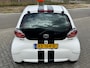Toyota Aygo 1.0 VVT-i Comfort White Black Racing Edition! Airco l Led l Elek pakket l AUX l NIEUWE APK l 2 sleutels!