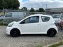 Toyota Aygo 1.0 VVT-i Comfort White Black Racing Edition! Airco l Led l Elek pakket l AUX l NIEUWE APK l 2 sleutels!