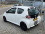 Toyota Aygo 1.0 VVT-i Comfort White Black Racing Edition! Airco l Led l Elek pakket l AUX l NIEUWE APK l 2 sleutels!