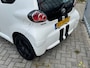 Toyota Aygo 1.0 VVT-i Comfort White Black Racing Edition! Airco l Led l Elek pakket l AUX l NIEUWE APK l 2 sleutels!