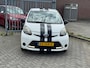 Toyota Aygo 1.0 VVT-i Comfort White Black Racing Edition! Airco l Led l Elek pakket l AUX l NIEUWE APK l 2 sleutels!