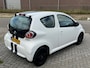 Toyota Aygo 1.0 VVT-i Comfort White Black Racing Edition! Airco l Led l Elek pakket l AUX l NIEUWE APK l 2 sleutels!
