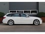 BMW 3-Serie Touring 318i M Sport Edition | NL Auto | PANO-DAK | HARMAN KARDON | Keyless | Digi-Dash | Navi | BMW ConnectedDrive | Sportstoelen | Stoelverw | ECC | Bluetooth | PDC | AUX-USB | Alarm | Dealer onderhouden | Zeer nette
