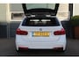 BMW 3-Serie Touring 318i M Sport Edition | NL Auto | PANO-DAK | HARMAN KARDON | Keyless | Digi-Dash | Navi | BMW ConnectedDrive | Sportstoelen | Stoelverw | ECC | Bluetooth | PDC | AUX-USB | Alarm | Dealer onderhouden | Zeer nette