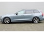 Volvo V60 B4 Automaat Plus Dark | Lichtmetalen Velgen 5-Spaaks 18" | Actieve Noodgeval Assistent | Cruise Control Adaptief Met Stop&Go En Stuurhulp | Dodehoekdetectie Met Correctie | Draadloze Telefoonlader | Electronic Climate Controle | Voorstoelen + Stuurwiel verwarmend + Achterbank Verwarmend