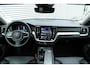 Volvo V60 B4 Automaat Plus Dark | Lichtmetalen Velgen 5-Spaaks 18" | Actieve Noodgeval Assistent | Cruise Control Adaptief Met Stop&Go En Stuurhulp | Dodehoekdetectie Met Correctie | Draadloze Telefoonlader | Electronic Climate Controle | Voorstoelen + Stuurwiel verwarmend + Achterbank Verwarmend