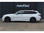 BMW 3-Serie Touring 330e M-Sport | 19,5 kWh Accu | Panodak | Head-Up | Memory | Trekhaak | 360° Camera | Fabrieksgarantie