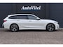 BMW 3-Serie Touring 330e M-Sport | 19,5 kWh Accu | Panodak | Head-Up | Memory | Trekhaak | 360° Camera | Fabrieksgarantie