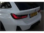 BMW 3-Serie Touring 330e M-Sport | 19,5 kWh Accu | Panodak | Head-Up | Memory | Trekhaak | 360° Camera | Fabrieksgarantie