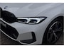 BMW 3-Serie Touring 330e M-Sport | 19,5 kWh Accu | Panodak | Head-Up | Memory | Trekhaak | 360° Camera | Fabrieksgarantie