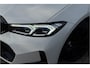 BMW 3-Serie Touring 330e M-Sport | 19,5 kWh Accu | Panodak | Head-Up | Memory | Trekhaak | 360° Camera | Fabrieksgarantie