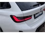 BMW 3-Serie Touring 330e M-Sport | 19,5 kWh Accu | Panodak | Head-Up | Memory | Trekhaak | 360° Camera | Fabrieksgarantie