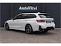 BMW 3-Serie Touring 330e M-Sport | 19,5 kWh Accu | Panodak | Head-Up | Memory | Trekhaak | 360° Camera | Fabrieksgarantie