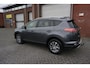 Toyota RAV4 2.5 HYBRID AWD STYLE VOLLEDIG DEALER ONDERHOUDEN CAMERA TREKHAAK KEYLESS STOELVERWARMING XENON/LED NAVI CLIMA CRUISE PDC V+A LMV PRIVACYGLAS ENZ...