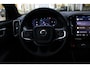 Volvo XC40 B4 Automaat Plus Dark | All-season banden | Verwarmbare voorstoelen | Verwarmbaar stuurwiel | Premium sound by Harman Kardon | Verwarmbaar voorruit | 18 inch Lichtmetalen velgen | Semi elektrische trekhaak | Alarmklasse 3 | Bestuurdersstoel met geheugen | Blind spot | Adaptive cruise control | Google-Maps navigatie | Achteruitrij camera |
