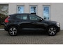 Volvo XC40 B4 Automaat Plus Dark | All-season banden | Verwarmbare voorstoelen | Verwarmbaar stuurwiel | Premium sound by Harman Kardon | Verwarmbaar voorruit | 18 inch Lichtmetalen velgen | Semi elektrische trekhaak | Alarmklasse 3 | Bestuurdersstoel met geheugen | Blind spot | Adaptive cruise control | Google-Maps navigatie | Achteruitrij camera |