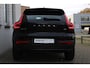 Volvo XC40 B4 Automaat Plus Dark | All-season banden | Verwarmbare voorstoelen | Verwarmbaar stuurwiel | Premium sound by Harman Kardon | Verwarmbaar voorruit | 18 inch Lichtmetalen velgen | Semi elektrische trekhaak | Alarmklasse 3 | Bestuurdersstoel met geheugen | Blind spot | Adaptive cruise control | Google-Maps navigatie | Achteruitrij camera |