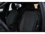 Volvo XC40 B4 Automaat Plus Dark | All-season banden | Verwarmbare voorstoelen | Verwarmbaar stuurwiel | Premium sound by Harman Kardon | Verwarmbaar voorruit | 18 inch Lichtmetalen velgen | Semi elektrische trekhaak | Alarmklasse 3 | Bestuurdersstoel met geheugen | Blind spot | Adaptive cruise control | Google-Maps navigatie | Achteruitrij camera |