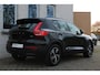 Volvo XC40 B4 Automaat Plus Dark | All-season banden | Verwarmbare voorstoelen | Verwarmbaar stuurwiel | Premium sound by Harman Kardon | Verwarmbaar voorruit | 18 inch Lichtmetalen velgen | Semi elektrische trekhaak | Alarmklasse 3 | Bestuurdersstoel met geheugen | Blind spot | Adaptive cruise control | Google-Maps navigatie | Achteruitrij camera |