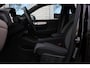 Volvo XC40 B4 Automaat Plus Dark | All-season banden | Verwarmbare voorstoelen | Verwarmbaar stuurwiel | Premium sound by Harman Kardon | Verwarmbaar voorruit | 18 inch Lichtmetalen velgen | Semi elektrische trekhaak | Alarmklasse 3 | Bestuurdersstoel met geheugen | Blind spot | Adaptive cruise control | Google-Maps navigatie | Achteruitrij camera |