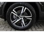 Volvo XC40 B4 Automaat Plus Dark | All-season banden | Verwarmbare voorstoelen | Verwarmbaar stuurwiel | Premium sound by Harman Kardon | Verwarmbaar voorruit | 18 inch Lichtmetalen velgen | Semi elektrische trekhaak | Alarmklasse 3 | Bestuurdersstoel met geheugen | Blind spot | Adaptive cruise control | Google-Maps navigatie | Achteruitrij camera |