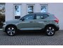 Volvo XC40 2.0 B4 Plus Dark | 19 inch lichtmetalen velgen | All-season banden | Verwarmbare voorstoelen | Verwarmbaar stuurwiel | Semi elek. trekhaak | Blind spot | Elek. bed. stoelen | Bestuurdersstoel met Memory | Achteruitrij camera | Adaptive cruise control | Google-Maps navigatie |