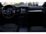 Volvo XC40 2.0 B4 Plus Dark | 19 inch lichtmetalen velgen | All-season banden | Verwarmbare voorstoelen | Verwarmbaar stuurwiel | Semi elek. trekhaak | Blind spot | Elek. bed. stoelen | Bestuurdersstoel met Memory | Achteruitrij camera | Adaptive cruise control | Google-Maps navigatie |