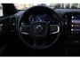 Volvo XC40 2.0 B4 Plus Dark | 19 inch lichtmetalen velgen | All-season banden | Verwarmbare voorstoelen | Verwarmbaar stuurwiel | Semi elek. trekhaak | Blind spot | Elek. bed. stoelen | Bestuurdersstoel met Memory | Achteruitrij camera | Adaptive cruise control | Google-Maps navigatie |