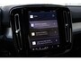 Volvo XC40 2.0 B4 Plus Dark | 19 inch lichtmetalen velgen | All-season banden | Verwarmbare voorstoelen | Verwarmbaar stuurwiel | Semi elek. trekhaak | Blind spot | Elek. bed. stoelen | Bestuurdersstoel met Memory | Achteruitrij camera | Adaptive cruise control | Google-Maps navigatie |