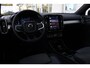 Volvo XC40 2.0 B4 Plus Dark | 19 inch lichtmetalen velgen | All-season banden | Verwarmbare voorstoelen | Verwarmbaar stuurwiel | Semi elek. trekhaak | Blind spot | Elek. bed. stoelen | Bestuurdersstoel met Memory | Achteruitrij camera | Adaptive cruise control | Google-Maps navigatie |