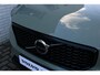 Volvo XC40 2.0 B4 Plus Dark | 19 inch lichtmetalen velgen | All-season banden | Verwarmbare voorstoelen | Verwarmbaar stuurwiel | Semi elek. trekhaak | Blind spot | Elek. bed. stoelen | Bestuurdersstoel met Memory | Achteruitrij camera | Adaptive cruise control | Google-Maps navigatie |