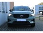 Volvo XC40 2.0 B4 Plus Dark | 19 inch lichtmetalen velgen | All-season banden | Verwarmbare voorstoelen | Verwarmbaar stuurwiel | Semi elek. trekhaak | Blind spot | Elek. bed. stoelen | Bestuurdersstoel met Memory | Achteruitrij camera | Adaptive cruise control | Google-Maps navigatie |