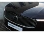 Volvo XC90 T8 Automaat Plug-in hybrid AWD Ultra Bright | Panoramadak | Massagefunctie voorstoelen | Luchtvering | Stoelventilatie voorstoelen | Voorstoelen- en achterbank verwarmbaar | 360° camera | Gelamineerde zijruiten | Premium Sound by Bowers & Wilkins | Semi Elektrische Trekhaak | 22 inch Lichtmetalen Velgen | Alarmklasse 3 | Glazen pook | Hemelbekleding donker | Blind spot | Adaptive cruise control | Pilot assist |