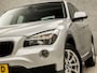 BMW X1 sDrive20i High Executive 184Pk Automaat (PANORAMADAK, NAVIGATIE, CLIMATE, CAMERA, CRUISE, SPORTSTOELEN, PARKEERSENSOREN, BLUETOOTH, NIEUWE APK, NIEUWSTAAT)