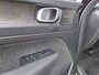 Volvo XC40 Plug-in hybrid T4 Ultimate Dark | Trekhaak | Panoramadak | 360° camera | Harman Kardon audio | Adaptive cruise control | Navigatie | Stoel- en stuurverwarming | Apple Carplay / Android Auto | Elektrische stoelverstelling |