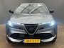 Alfa Romeo Junior 1.2 Turbo Hybrid Ibrida Speciale 17" Lichtmetaal | Adaptieve Cruise | Leder/Stof | Digitaal Dashboard | Stoelverwarming | LED | Parkeersensoren | Achteruitrijcamera | Airco (automatisch) | Apple Carplay/Android Auto|telefoonintegratie premium