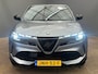 Alfa Romeo Junior 1.2 Turbo Hybrid Ibrida Speciale 17" Lichtmetaal | Adaptieve Cruise | Leder/Stof | Digitaal Dashboard | Stoelverwarming | LED | Parkeersensoren | Achteruitrijcamera | Airco (automatisch) | Apple Carplay/Android Auto|telefoonintegratie premium
