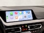 BMW 1-Serie 118i M Sport Automaat (PANORAMADAK, M PAKKET, APPLE CARPLAY, GETINT GLAS, LEDER, SPORTSTOELEN, PARKEERSENSOREN, LANE ASSIST, DAB+, NIEUWSTAAT)