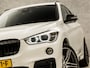 BMW X1 xDrive25i M Sport Executive 225Pk Automaat (GROOT NAVI, M PAKKET, HEAD-UP DISPLAY, HARMAN/KARDON, VIRTUAL COCKPIT, ALCANTARA SPORTSTOELEN, STOELVERWARMING, GETINT GLAS, ELEK ACHTERKLEP, NIEUWSTAAT)