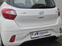 Hyundai i10 1.0 Comfort Smart Automaat / Fabrieksgarantie tot 07-2026 / Allseason banden /   Stuur-, en Stoel verwarming / Navigatie via Apple Carplay of Android Auto / Cruise control / Achteruitrijcamera / Climate control / Elektrische ramen voor /
