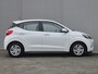 Hyundai i10 1.0 Comfort Smart Automaat / Fabrieksgarantie tot 07-2026 / Allseason banden /   Stuur-, en Stoel verwarming / Navigatie via Apple Carplay of Android Auto / Cruise control / Achteruitrijcamera / Climate control / Elektrische ramen voor /