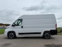 Fiat Ducato 30 2.3 MultiJet L2H2 / 1e Eigenaar / Camera / Navi / 3 Pers. / Clima / Sidesbars / 15" Velgen / PDC / Cruise / LED /