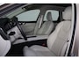 Volvo XC60 T6 Plug-in hybrid AWD Ultimate Bright - LONG RANGE - Panorama/schuifdak - IntelliSafe Assist & Surround - Luchtvering - 360º Camera - Harman/Kardon audio - Verwarmde voorstoelen, stuur & achterbank - Parkeersensoren voor & achter - Elektr. bedienb. voorstoelen met geheugen - Head up display - Draadloze tel. lader - 21' LMV