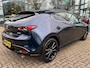 Mazda 3 2.0 e-SkyActiv-X M Hybrid 186 Luxury | NED AUTO | LEDER | STOEL + STUURVERWARMING | BOSE AUDIO | HEAD UP | 18 INCH | CAMERA |