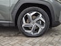 Hyundai Tucson 1.6 T-GDI PHEV Plug-in Comfort Smart 4WD Automaat / Fabrieksgarantie 09-2027 / Trekgewicht 1350 kg / Elektrische achterklep / Stuur-, en Stoel verwarming / Achteruitrijcamera / EAER bereik 62 km bereik stad 74 km /